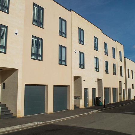 Solar Sanctuary- Skyline Balcony, City Centre, Three Floors, King Beds, Netflix And More! Bath Bagian luar foto