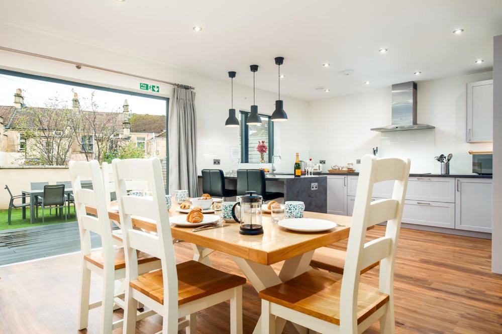 Solar Sanctuary- Skyline Balcony, City Centre, Three Floors, King Beds, Netflix And More! Bath Bagian luar foto