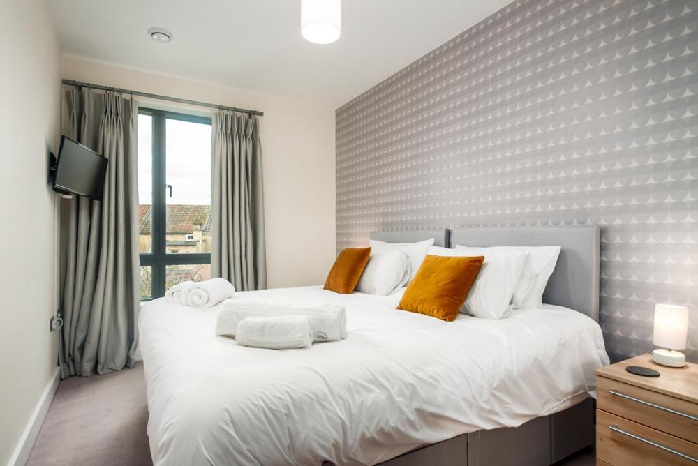Solar Sanctuary- Skyline Balcony, City Centre, Three Floors, King Beds, Netflix And More! Bath Bagian luar foto