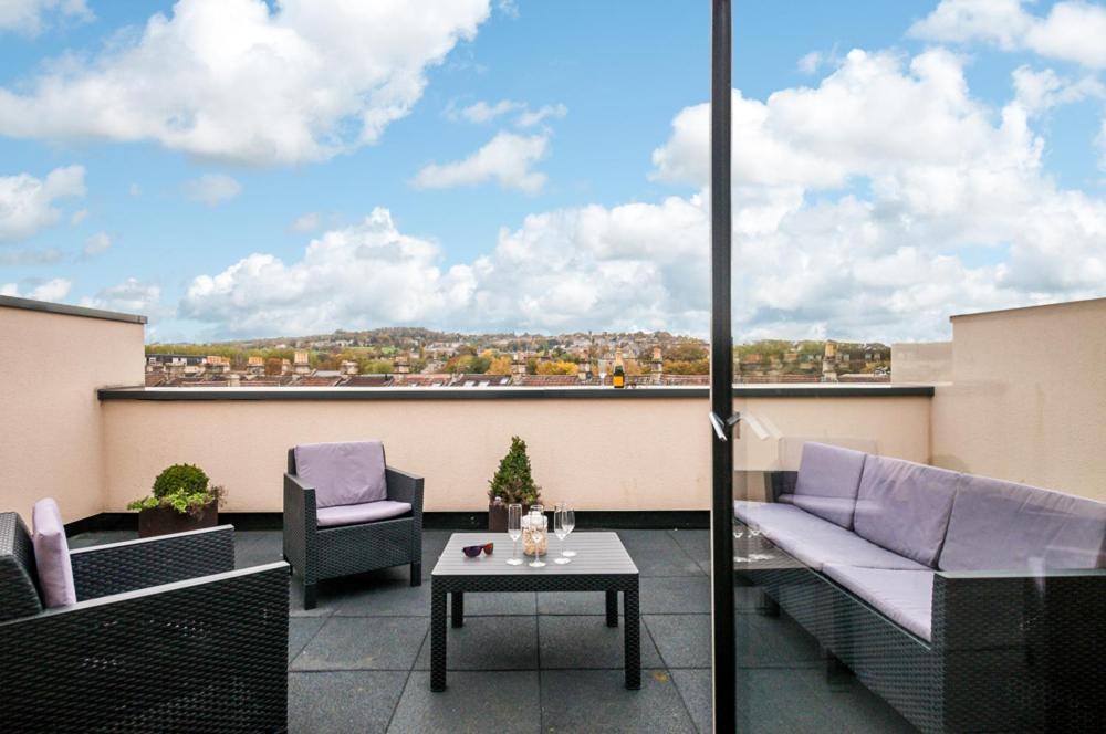 Solar Sanctuary- Skyline Balcony, City Centre, Three Floors, King Beds, Netflix And More! Bath Bagian luar foto