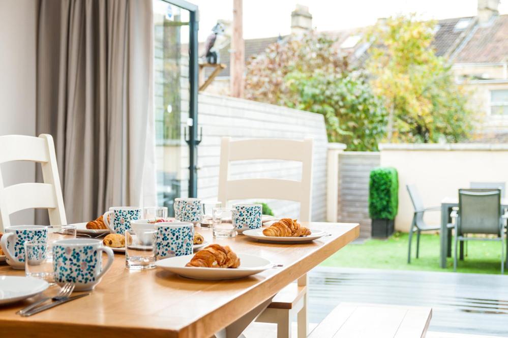 Solar Sanctuary- Skyline Balcony, City Centre, Three Floors, King Beds, Netflix And More! Bath Bagian luar foto