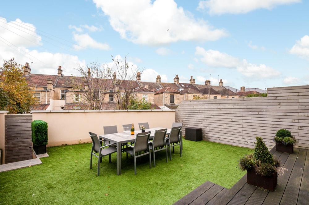Solar Sanctuary- Skyline Balcony, City Centre, Three Floors, King Beds, Netflix And More! Bath Bagian luar foto