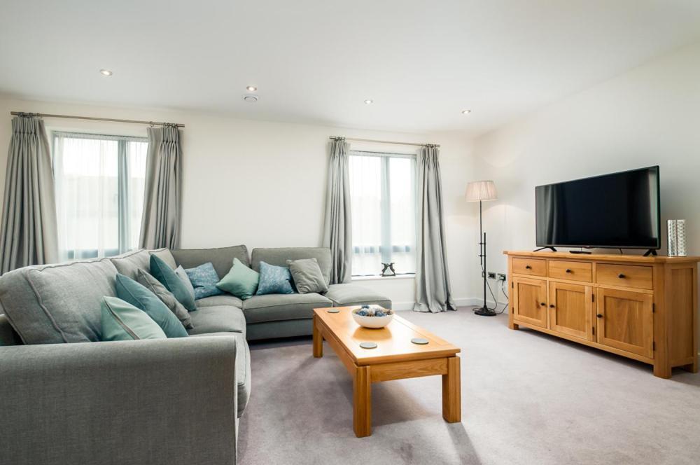 Solar Sanctuary- Skyline Balcony, City Centre, Three Floors, King Beds, Netflix And More! Bath Bagian luar foto