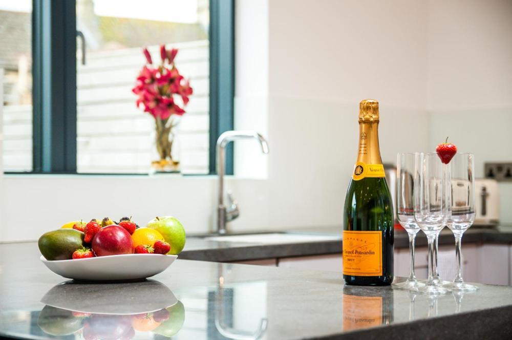 Solar Sanctuary- Skyline Balcony, City Centre, Three Floors, King Beds, Netflix And More! Bath Bagian luar foto