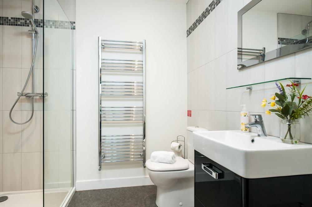 Solar Sanctuary- Skyline Balcony, City Centre, Three Floors, King Beds, Netflix And More! Bath Bagian luar foto